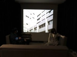 パナソニック ホームズ 「住まいとくらしの情報館 つくば」地震体感ルームでは、地震のイメージ映像とともに、地震の揺れを体感できる