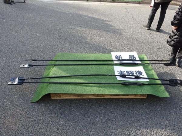 鉄球衝撃実験の様子。手前が一般的なブレース耐力壁。奥がパナソニック ホームズの「アタックフレーム」。ブレース耐力壁はX字になっている一方で、「アタックフレーム」は、ブレース耐力壁より太い鉄骨がK字型になっているのが特徴だ