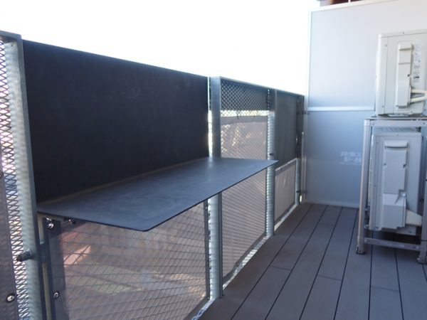 バルコニー、リビング、水回りと寝室が横一列、３段に重ねられたような間取り