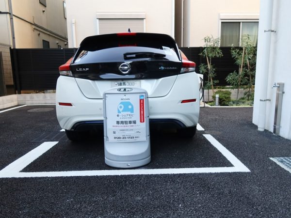 備蓄倉庫内で。一人当たり３日分の食糧と水その他が箱に詰めて用意されている