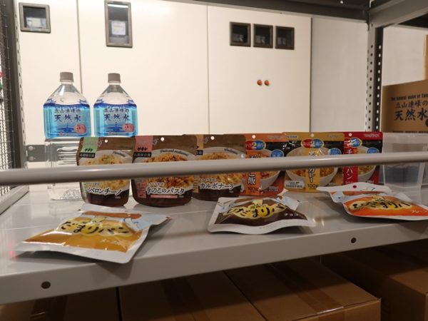 バルコニー、リビング、水回りと寝室が横一列、３段に重ねられたような間取り