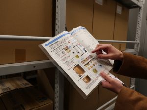 備蓄倉庫内で。一人当たり３日分の食糧と水その他が箱に詰めて用意されている