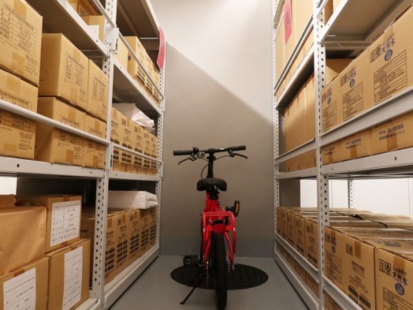 備蓄倉庫内で。一人当たり３日分の食糧と水その他が箱に詰めて用意されている