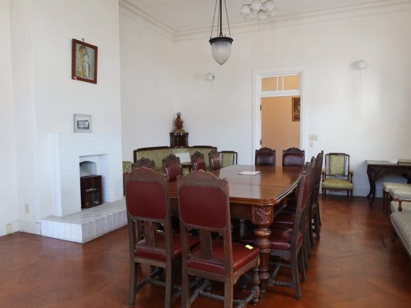 １階。こうした広々とした空間があるため、記念日で人が集まるなどの用途にも十分対応できる