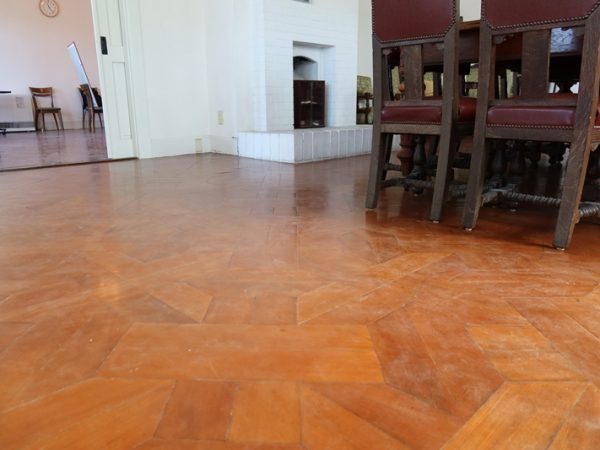 １階。こうした広々とした空間があるため、記念日で人が集まるなどの用途にも十分対応できる