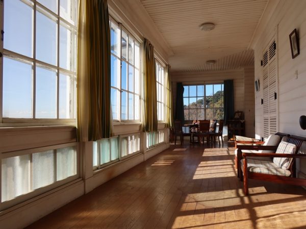 ２階のサンルーム。南の島をイメージしたのかもしれないと思うと印象深い