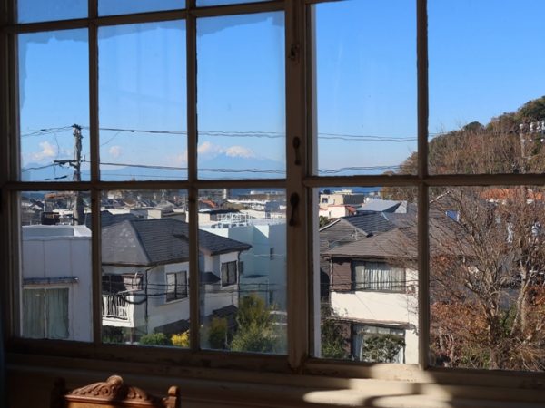 ２階のサンルーム。南の島をイメージしたのかもしれないと思うと印象深い