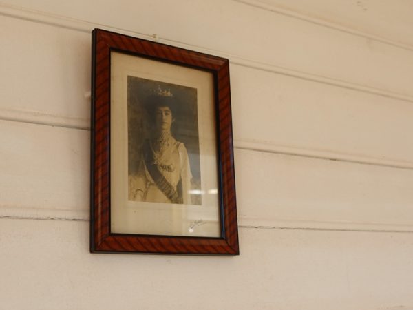 幼稚園の門前からの様子。かろうじて屋根だけが少し見えている。そのため、幼稚園の関係者には知られた存在だったが、それ以外の人には知られていなかった