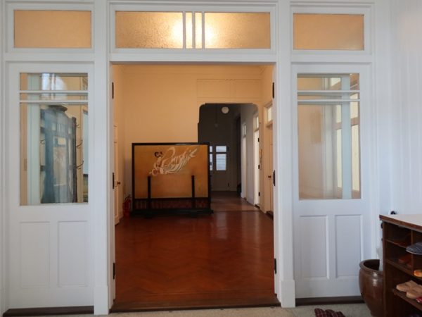 その昔の別邸の姿。十字架があることからすでに孝女会の所有になっていたと思われるが、建物全体の堂々とした感じがよく分かる（写真提供/NPO法人葉山環境文化デザイン集団）