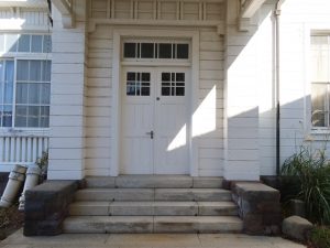 別邸玄関。手前に広い車寄せがある