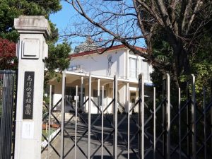 幼稚園の門前からの様子。かろうじて屋根だけが少し見えている。そのため、幼稚園の関係者には知られた存在だったが、それ以外の人には知られていなかった