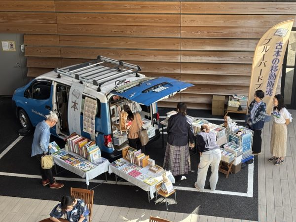 建物外観。木の印象が強い、周囲からも人目を惹く物件だ