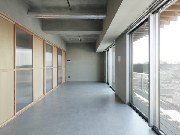 バルコニー、リビング、水回りと寝室が横一列、３段に重ねられたような間取り