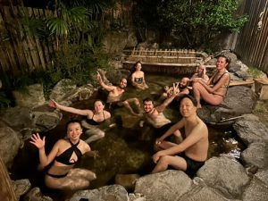  別府温泉ツアーでは、水着オーケーの露天風呂を満喫（画像提供：遊行）