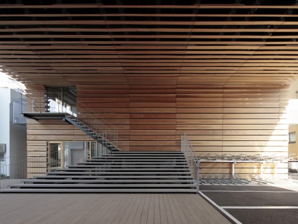 建物外観。木の印象が強い、周囲からも人目を惹く物件だ