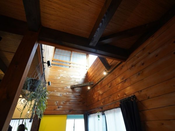 Hさんの趣味が詰まった寝室。買い集めた昭和レトロなおもちゃが並ぶ