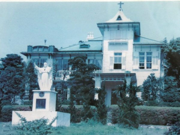 幼稚園の門前からの様子。かろうじて屋根だけが少し見えている。そのため、幼稚園の関係者には知られた存在だったが、それ以外の人には知られていなかった