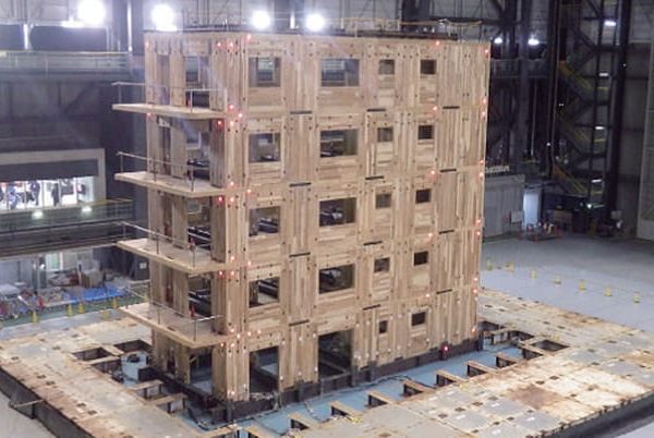 CLT耐火実験の様子。1時間燃やし続けても燃え抜けないことが証明された（提供：一般社団法人日本CLT協会）