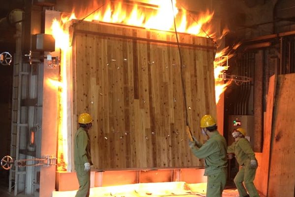 CLT耐火実験の様子。1時間燃やし続けても燃え抜けないことが証明された（提供：一般社団法人日本CLT協会）