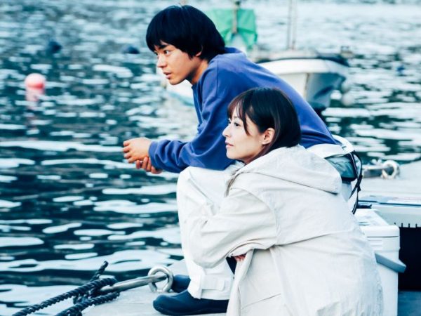 百香（井上真央）の父で、漁師をしている章男（中村雅俊）に震災の話を聞く晋作（菅田将暉）