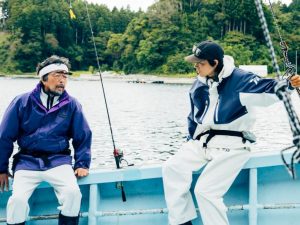百香（井上真央）の父で、漁師をしている章男（中村雅俊）に震災の話を聞く晋作（菅田将暉）