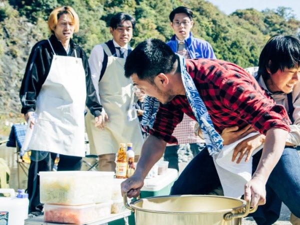 百香（井上真央）の父で、漁師をしている章男（中村雅俊）に震災の話を聞く晋作（菅田将暉）