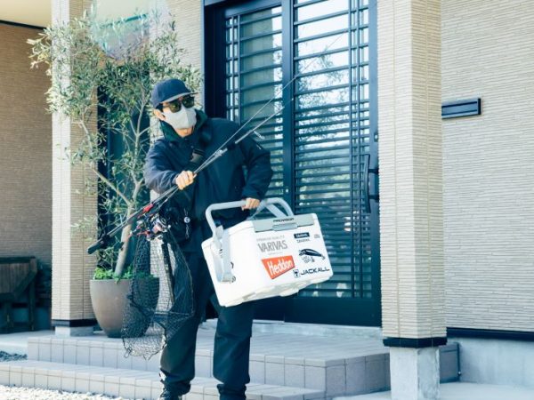 隔離期間中にこっそりと釣りに向かう晋作（菅田将暉）。百香の家は立派な一軒家だが、空き家になっているのはある秘密が…