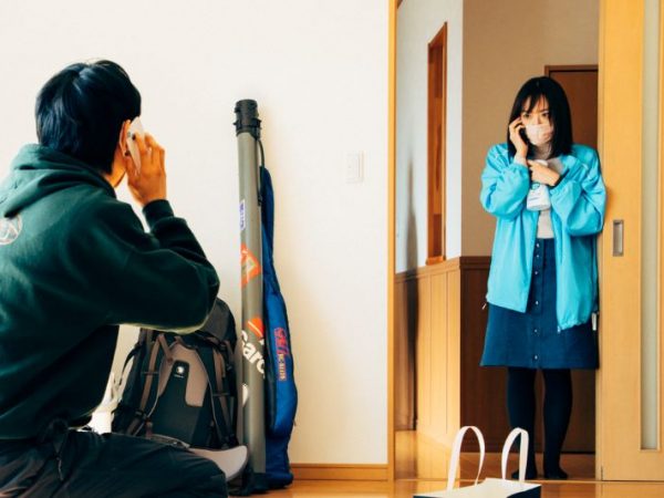 勝手に家に上がり込んだ晋作（菅田将暉）が家主の百香（井上真央）と初対面