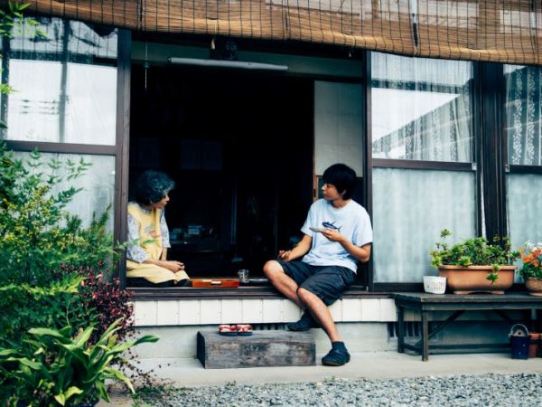 まちの人と仲を深める晋作（菅田将暉）。縁側でのおしゃべりはどこか懐かしさも漂う