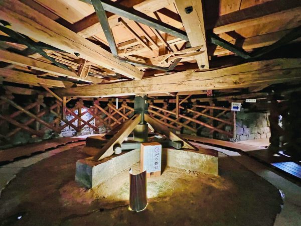 ▲こちらは花道にある「スッポン」。奈落から花道へ役者を引き上げるため昇降装置で、なんと神輿を担ぐようにして人力で持ち上げられる。このスッポンを使うために、わざわざ演出内容を変更することもあるそうだ
