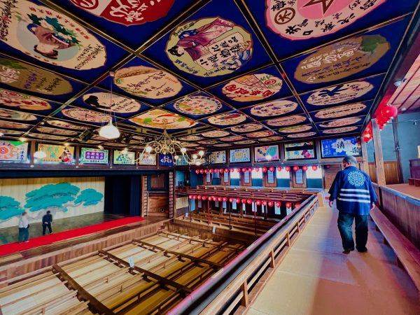 ▲裏庭にある貯水池。雨どいを伝ってここに雨水が貯められ、楽屋で使う仕組みになっていた