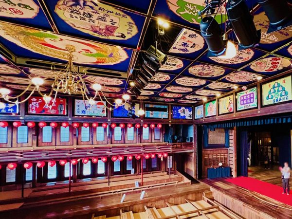 ▲八千代座の管理責任者を務める石橋和幸さんは山鹿市生まれ・山鹿市育ち。東京で建築設計の仕事をしていたが、リタイアして故郷に戻った。「子どもの頃、八千代座の近くに住んでいましたが、私が小学生の頃は既に閉鎖されていてここに芝居小屋があったことすら知りませんでした。八千代座が全国的に注目を集める様になったのは、平成の大修理が完了した平成13（2001）年頃からだったと記憶しています」