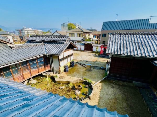 ▲裏庭にある貯水池。雨どいを伝ってここに雨水が貯められ、楽屋で使う仕組みになっていた