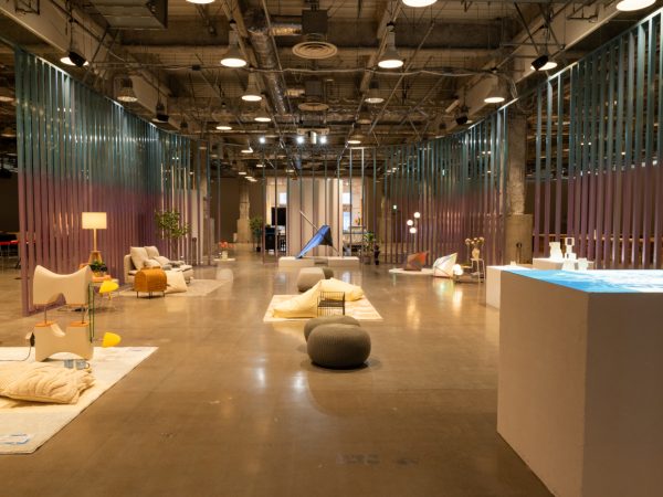 緩やかなカーブと軽鉄のグラデーションでゾーニングする山田紗子作「透壁」。右側のディスプレイはHouxo Queの作品「NOUMENON #1」