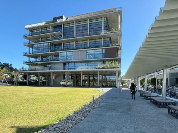 茨木市文化・子育て複合施設 おにクルを設計した伊東豊雄建築設計事務所の伊東豊雄さん（右前）と神崎夏子さん（右後ろ）、竹中工務店の國本暁彦さん（左）（写真：長井美暁）