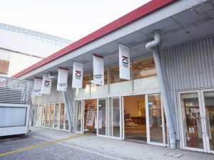 会場となっている「SusHi Tech Square」。東京都が2023年8月に開設し、デジタルを切り口に体験型の展示をこれまでも行ってきた。「Alternative Living展」は第5回目となるイベント
