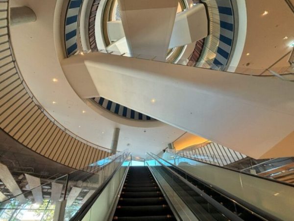 茨木市文化・子育て複合施設 おにクルを設計した伊東豊雄建築設計事務所の伊東豊雄さん（右前）と神崎夏子さん（右後ろ）、竹中工務店の國本暁彦さん（左）（写真：長井美暁）