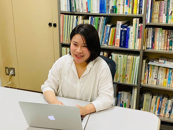 インタビューはなんみんフォーラムのオフィスにお邪魔した。執務室の書棚には、難民に関する書籍がぎっしりと詰まっていた