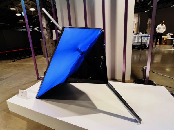 何も映らないディスプレイに私たちは何を見るのか？