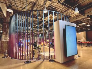 緩やかなカーブと軽鉄のグラデーションでゾーニングする山田紗子作「透壁」。右側のディスプレイはHouxo Queの作品「NOUMENON #1」