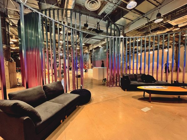 緩やかなカーブと軽鉄のグラデーションでゾーニングする山田紗子作「透壁」。右側のディスプレイはHouxo Queの作品「NOUMENON #1」