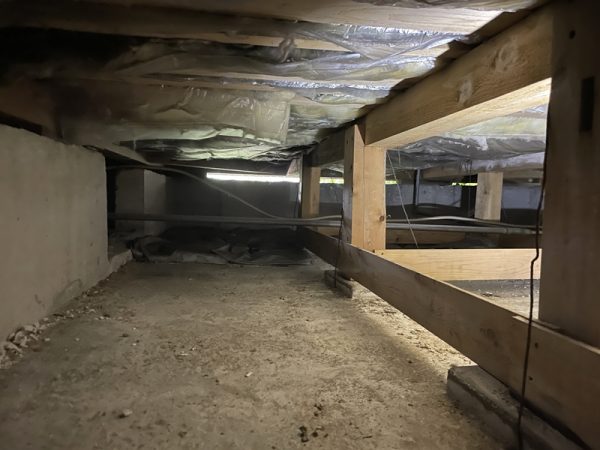 改修前の風呂場。見ただけで寒そうだ