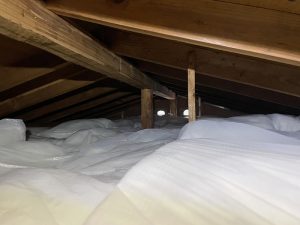 布団を３枚敷きつめたような状態の２階天井裏