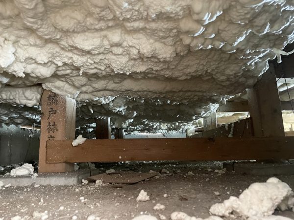 改修前の風呂場。見ただけで寒そうだ