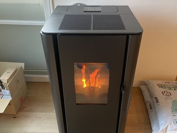 リビングに設置したペレットストーブ。もう少し北側に設置したほうが効果的だったかもしれないとここも少し反省