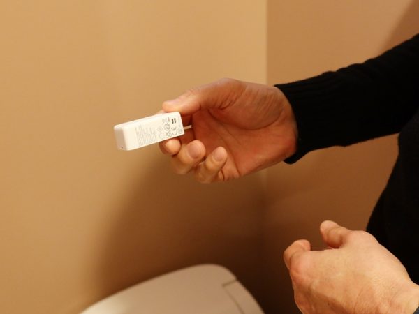 住戸内のあちこちにセンサーを置き、温度を計測している