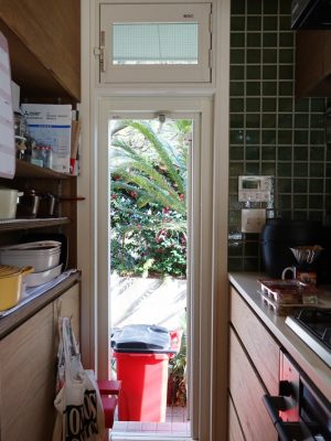 キッチンの勝手口。トイレ、浴室の小窓などとともに外窓を設置した。もちろん設備も一新