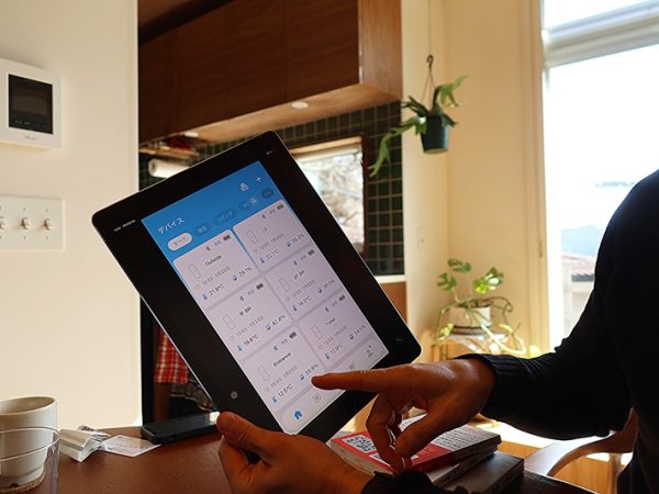 住戸内のあちこちにセンサーを置き、温度を計測している