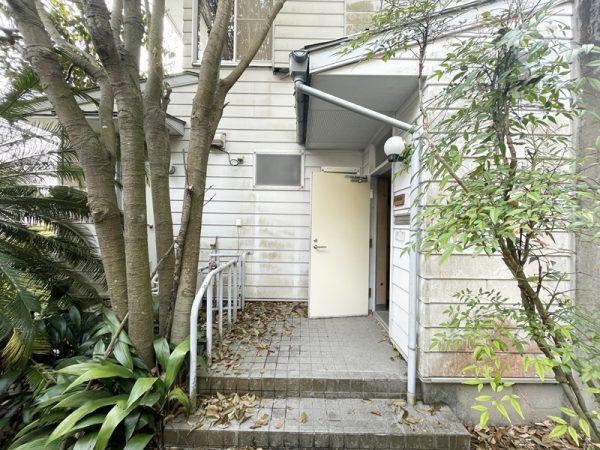 内田さんが購入した築36年の木造一戸建て。高台にあり、全景を撮影するのが難しい