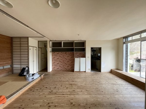 内田さんが購入した築36年の木造一戸建て。高台にあり、全景を撮影するのが難しい